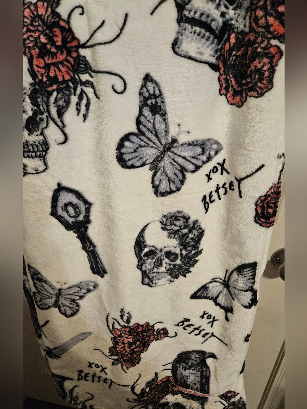 NWOT Betsey Johnson Gothic Skull and Raven Ultra-Plush Throw Blanket - Picture 4 of 7